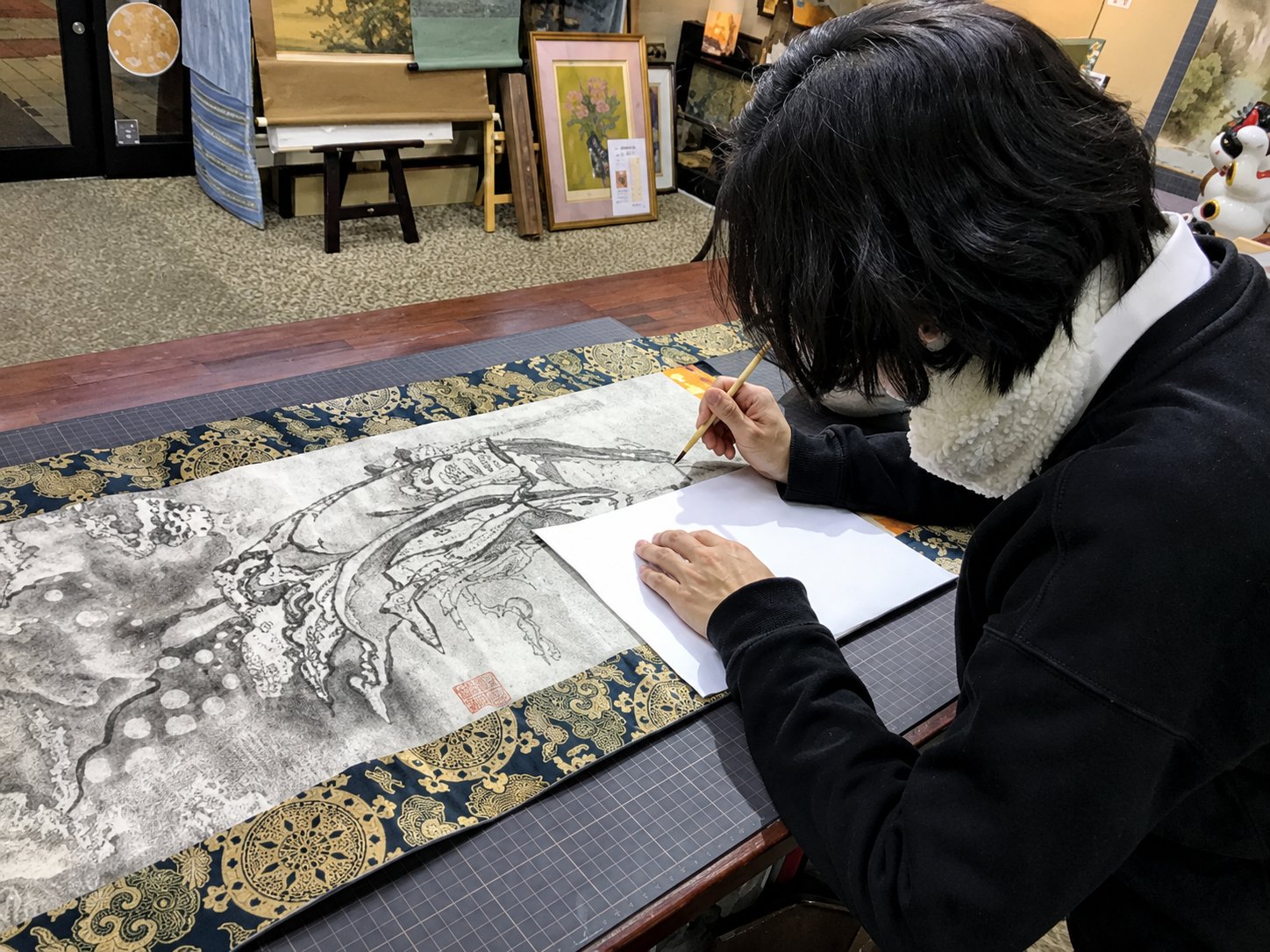 アートギャラリー能勢で行う掛軸の修復作業