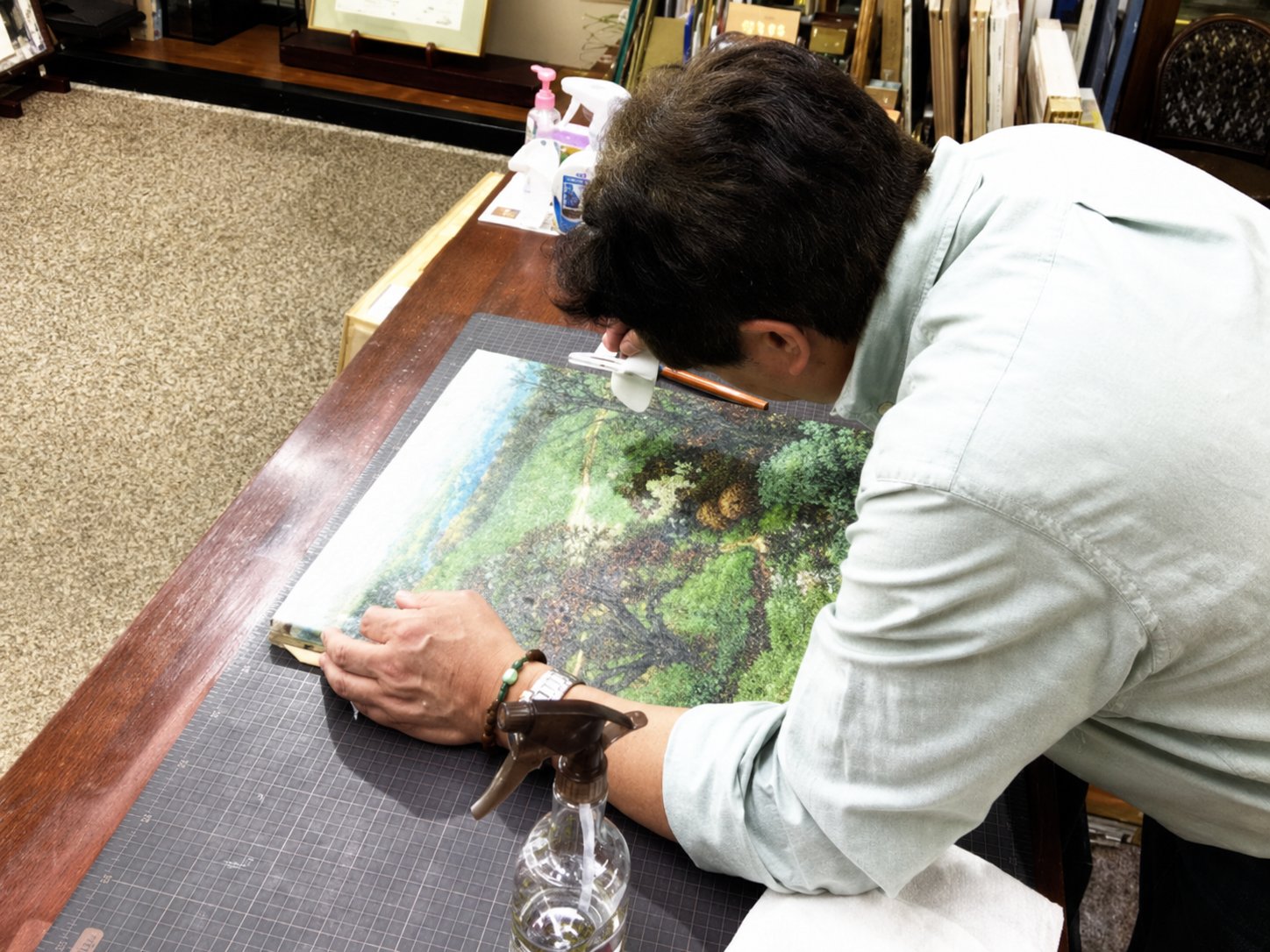 油絵の表面を確認しながら行うクリーニング・修復作業